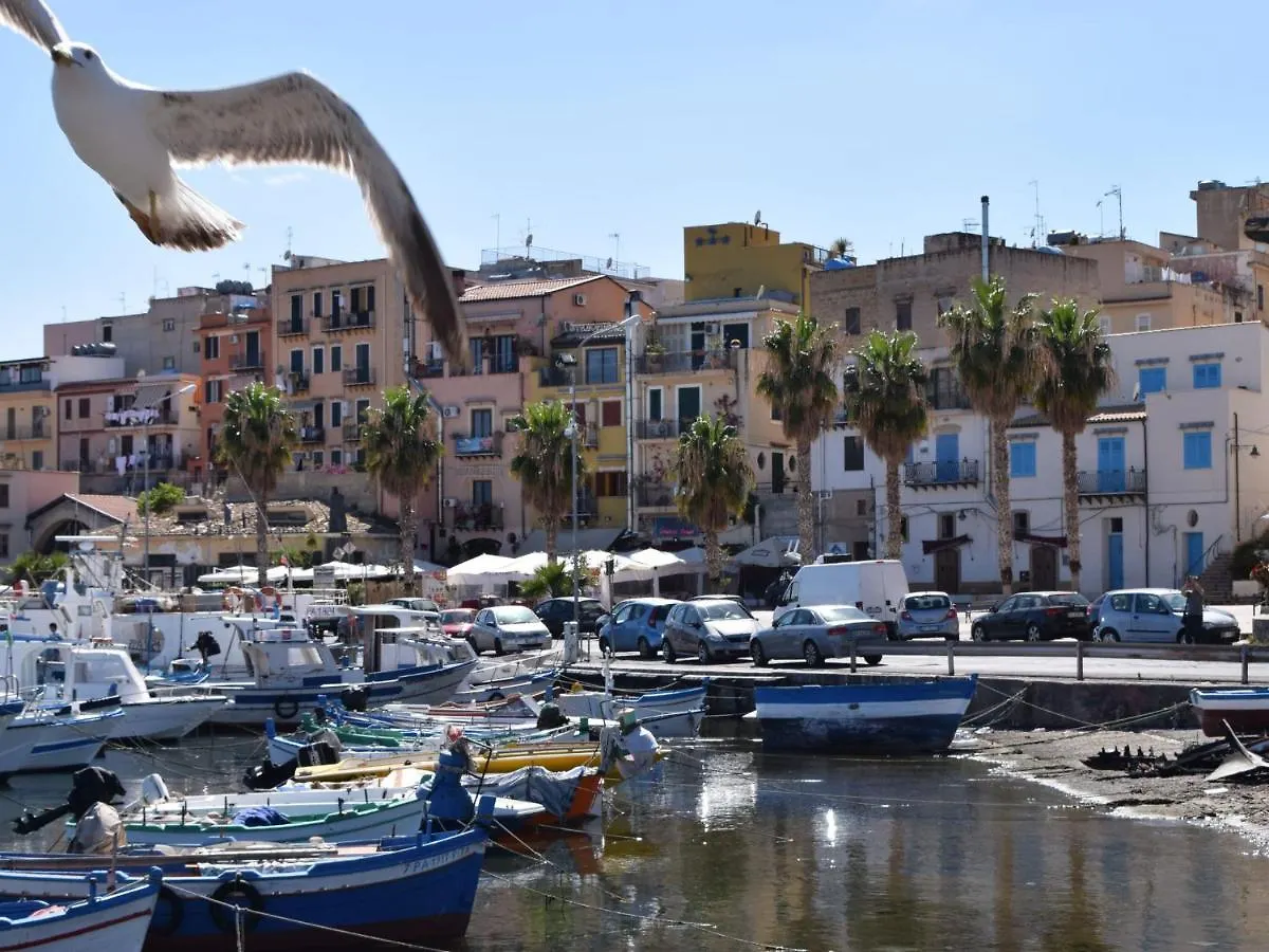 Pleasant Holiday Home In Santa Flavia